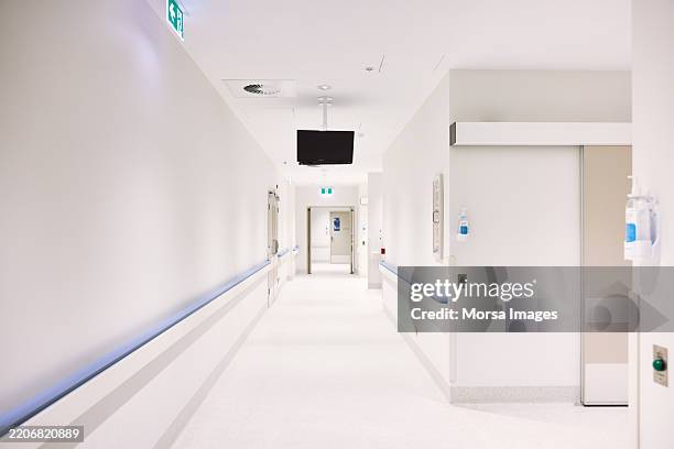 leerer gang der medizinischen klinik - korridor stock-fotos und bilder