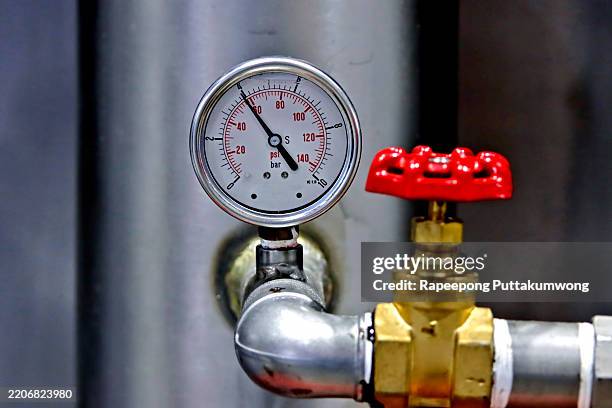 gas pressure gauge and valve - druckmesser stock-fotos und bilder