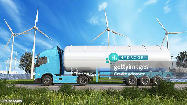 wasserstoff-transport-lkw, der mit windrädern und sonnenkollektoren auf einer strecke für erneuerbare energien fährt - benzintank stock-fotos und bilder