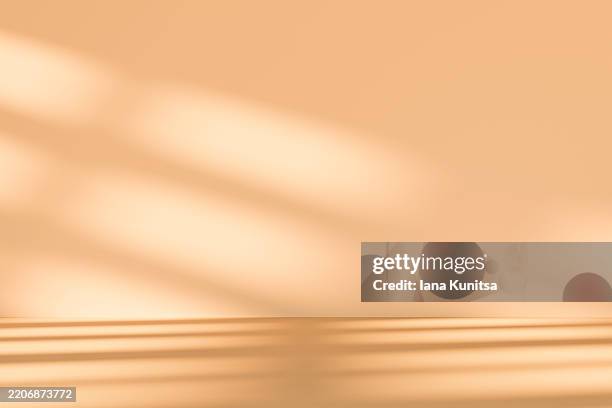 minimalist warm-toned empty 3d background with soft sunlight and shadow patterns. perfect for product display, branding, or aesthetic design. neutral and elegant scene for creative presentations. - fond beige photos et images de collection