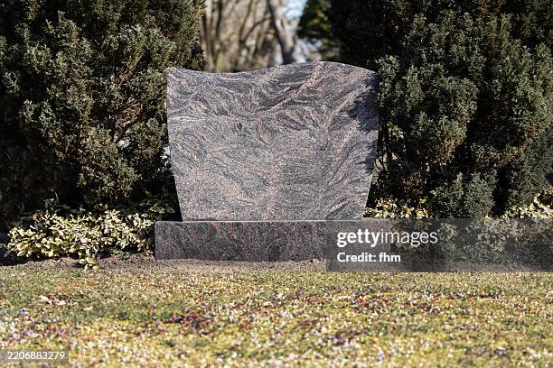 blank gravestone on a cemetery - grabmal stock-fotos und bilder