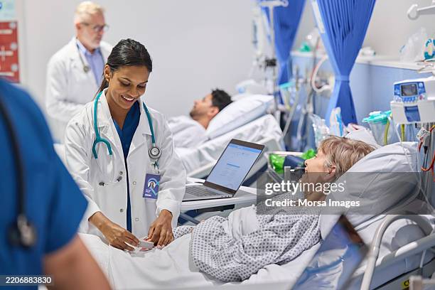 medical expert adjusting pulse oximeter of patient - serviço de emergência imagens e fotografias de stock
