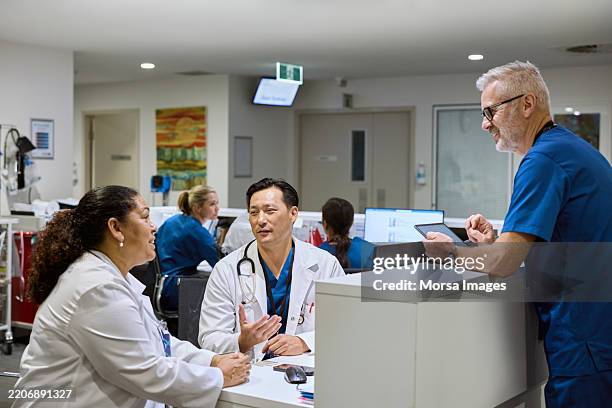 healthcare professionals discussing in medical office - posto de enfermagem imagens e fotografias de stock