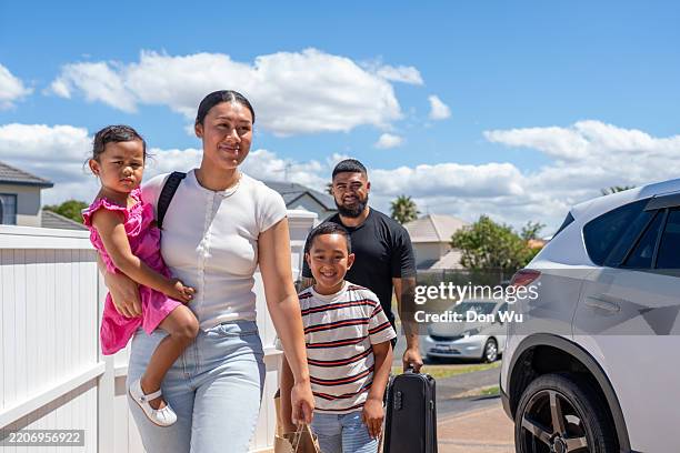pacific islander family walking up driveway - polynesische etniciteit stockfoto's en -beelden