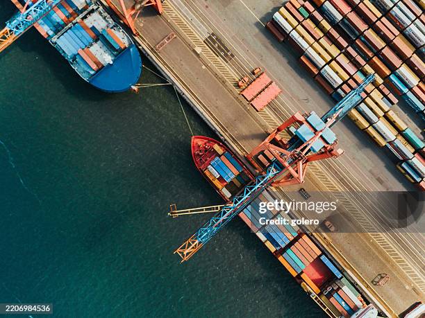 hochwinkelansicht am cargo kran container terminal - container schiff stock-fotos und bilder