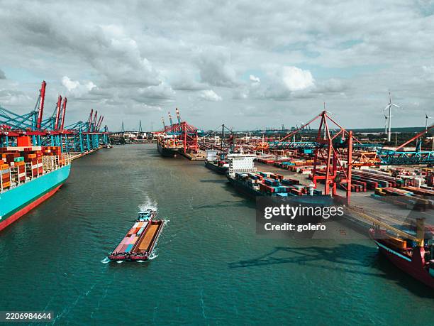 breiter panoramablick über cargo krancontainer terminal in hamburg - hamburger hafen stock-fotos und bilder