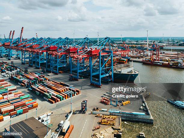 luftaufnahme des frachtkran-containerterminals im hamburger hafen - hamburger hafen stock-fotos und bilder