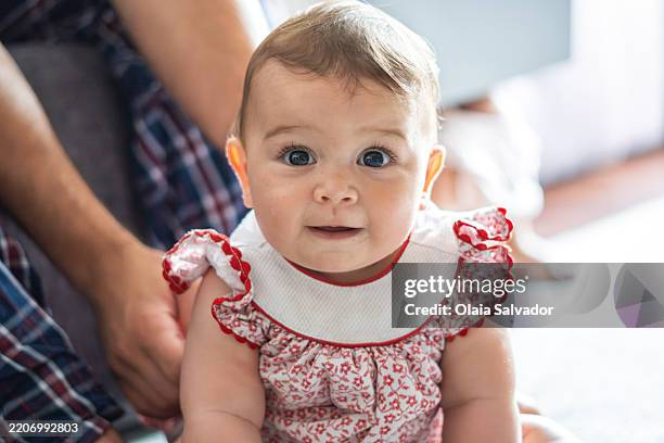 a baby looking to camera - weibliches baby stock-fotos und bilder