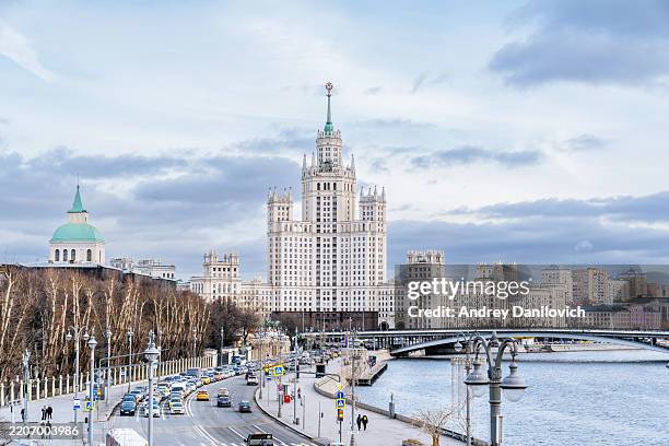 kotelnicheskaya embankment building and moscow river with road and pedestrian walkways, russia. - embankment stock pictures, royalty-free photos & images
