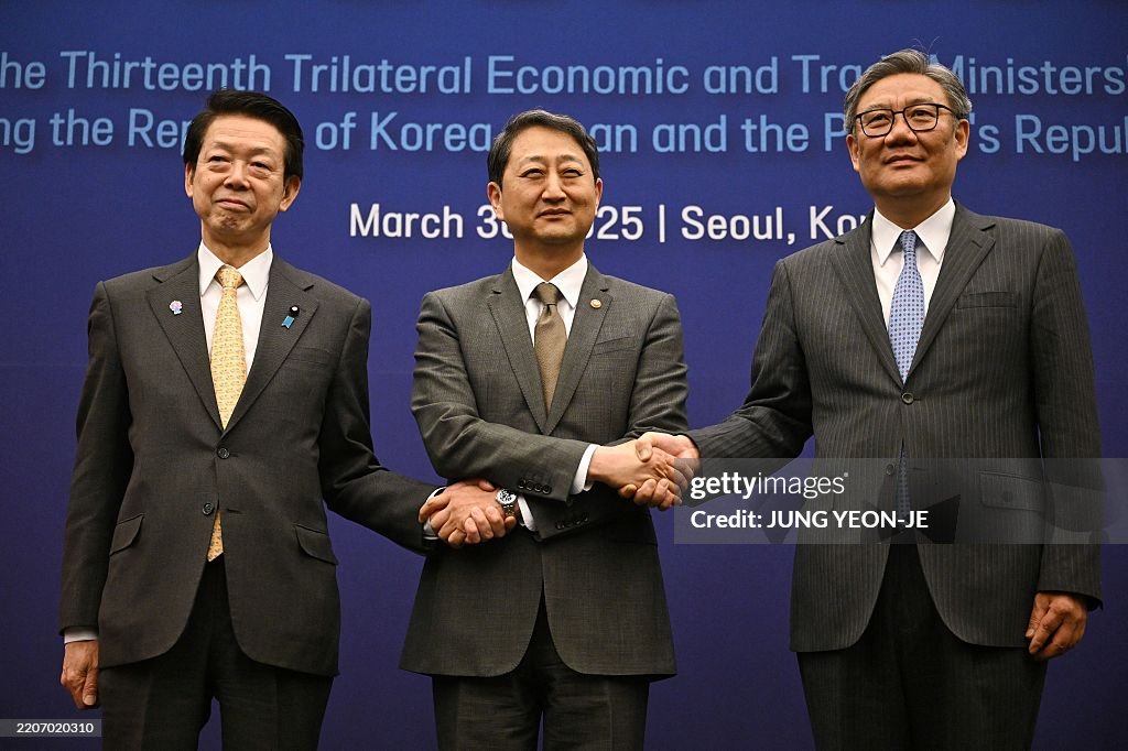 TOPSHOT-SKOREA-JAPAN-CHINA-POLITICS-TRADE
