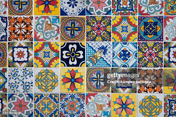 a tile mosaic with many different colored tiles - patchwork stockfoto's en -beelden