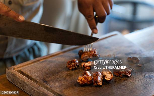 ris de veau grillés à l’argentine sur une planche en bois - viande saignante photos et images de collection