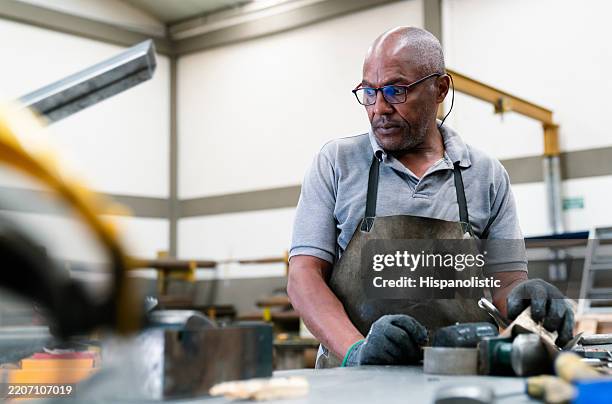 métallurgiste travaillant dans une usine sidérurgique - retraités qui travaillent photos et images de collection