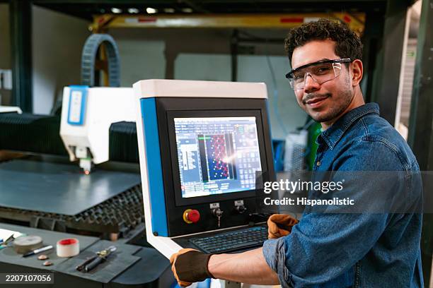 technicien utilisant une machine de découpe laser dans une usine métallurgique - métallurgie et sidérurgie photos et images de collection