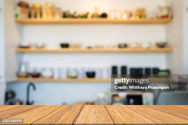 wooden table with blurred kitchen background in a cozy ambient setting - flouté photos et images de collection