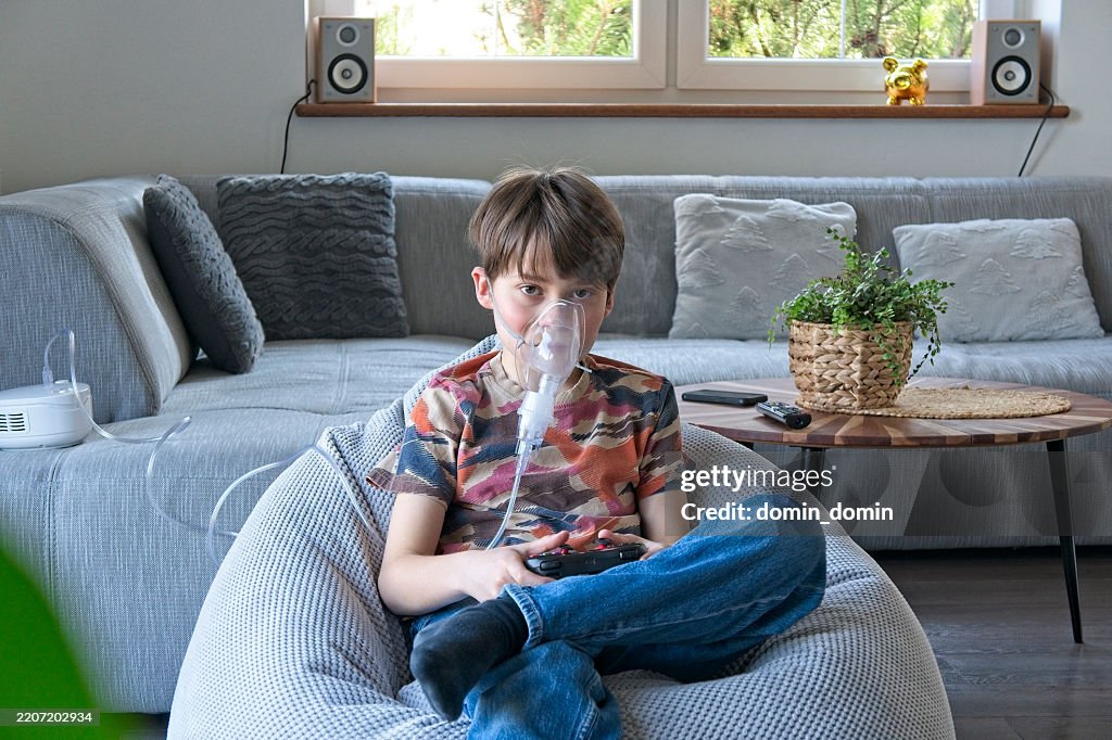 Menino jogando videogame e usando alergia a nebulizador Asma Complicações do coronavírus