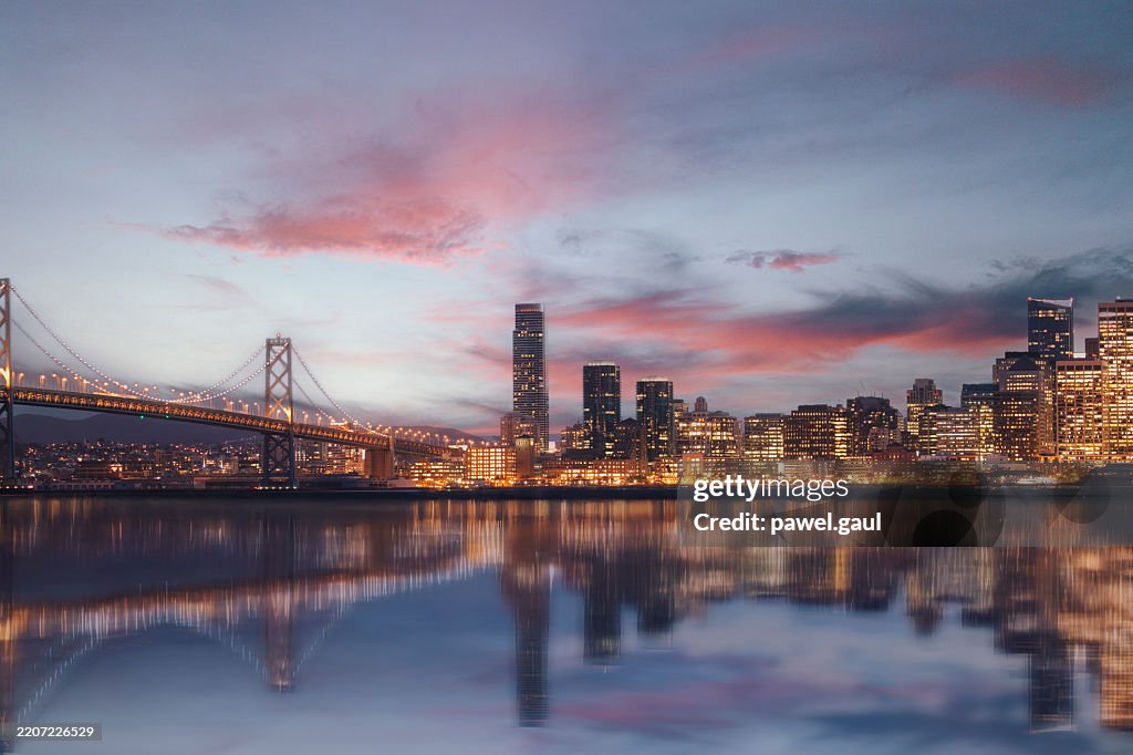 Skyline von San Francisco mit Oakland Bay Bridge, Kalifornien USA