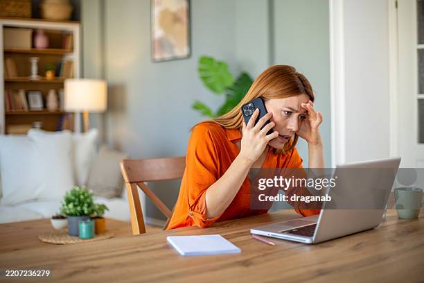quejándose - quejándose fotografías e imágenes de stock