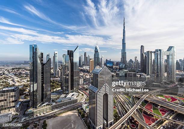 sunny downtown dubai skyline - emirados árabes unidos imagens e fotografias de stock