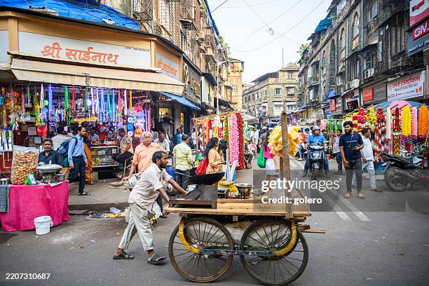 scena di strada affollata nel centro storico di mumbai - mumbai foto e immagini stock
