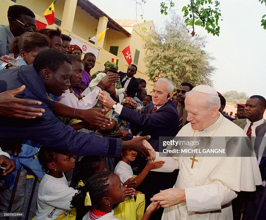 BIO-POPE-YOUTHS-CROWD-SENEGAL-CHILDREN