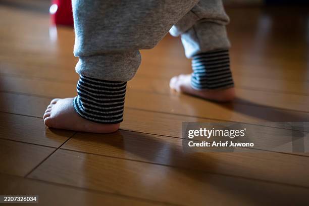 her first step - primeiros passos imagens e fotografias de stock