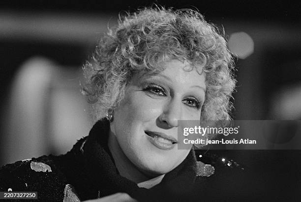 Actrice américaine Bette Midler lors de sa remise du disque d'or au Palace à Paris, le 27 janvier 1981.