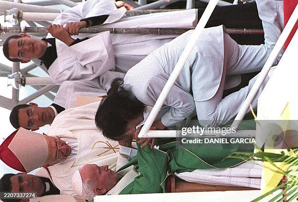 El cantante brasileno Roberto Carlos besa el anillo del Papa Juan Pablo II el 05 de octubre durante la misa celebrada por el Pontifice. Mas de un...