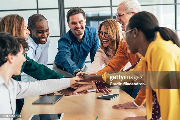 successful business team - team building imagens e fotografias de stock