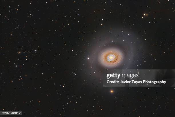 messier 94 galaxy (also known as ngc 4736, cat's eye galaxy, crocodile eye galaxy, or croc's eye galaxy) - big bang fotografías e imágenes de stock