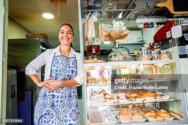 portrait of a mature entrepreneur at bakery - saleswoman stock pictures, royalty-free photos & images