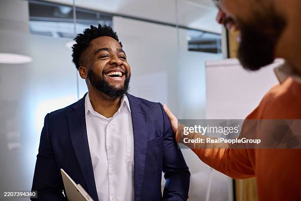 manager che si congratula con un dipendente felice in ufficio - mentoring foto e immagini stock