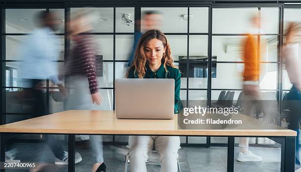 focus in motion: the power of concentration in the modern office - hora de ponta papel humano imagens e fotografias de stock