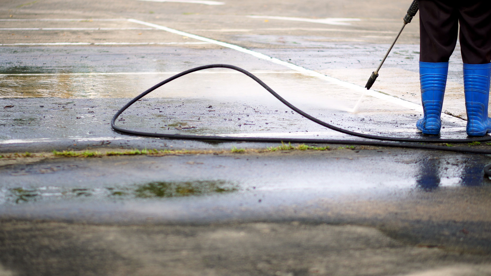 pressure washing sidewalk