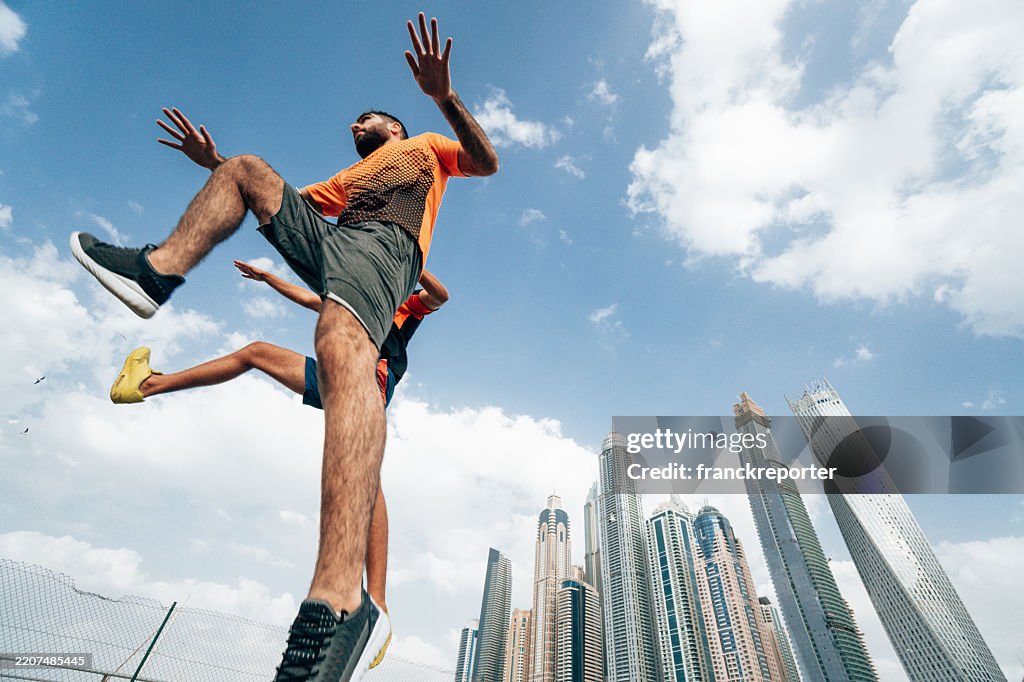 Amici che fanno un salto in lungo a Dubai
