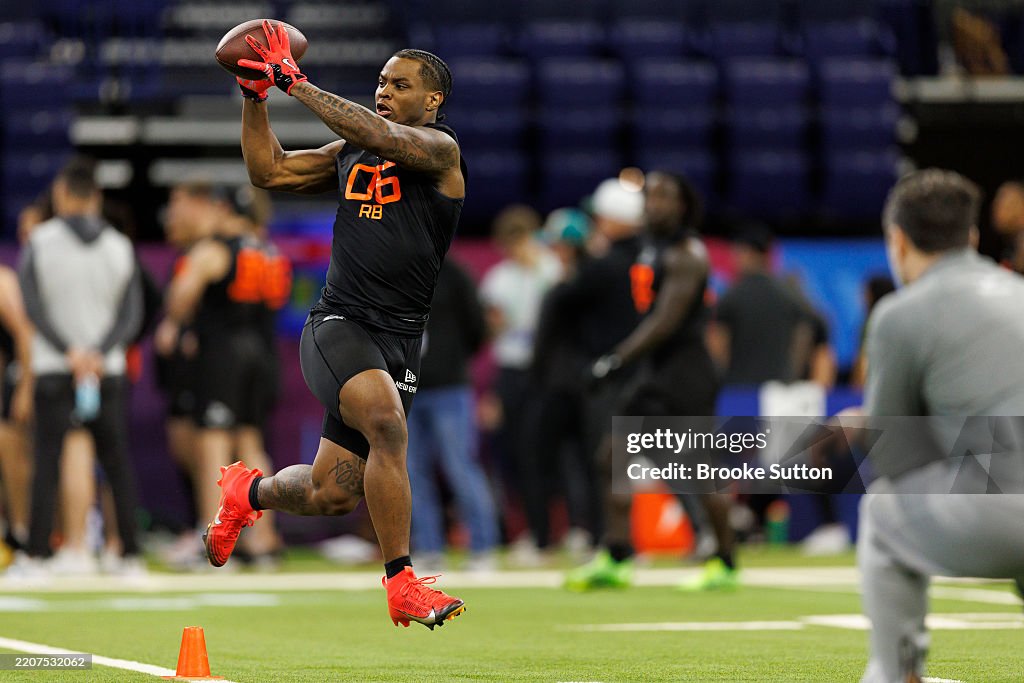 Rb06 Trevor Etienne #RB06 of Georgia participates in a drill during the ...