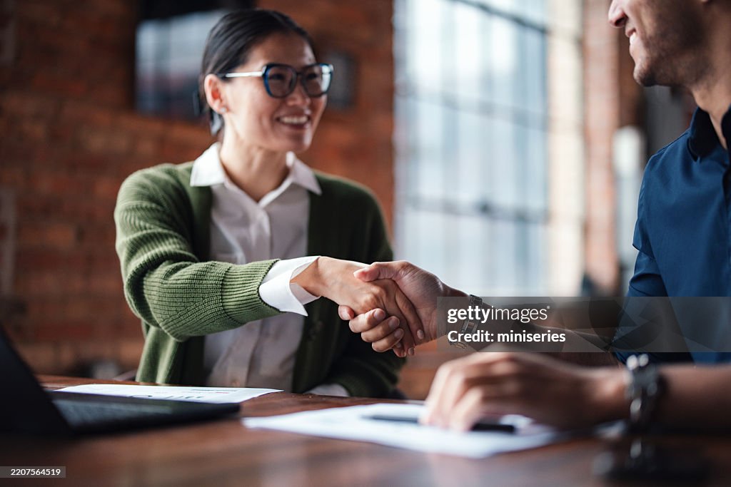 Handshake professionale in un ambiente d'ufficio moderno per l'accordo aziendale