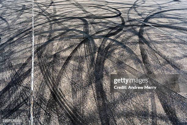 tyre burnout marks on city road - carrera de coches fotografías e imágenes de stock
