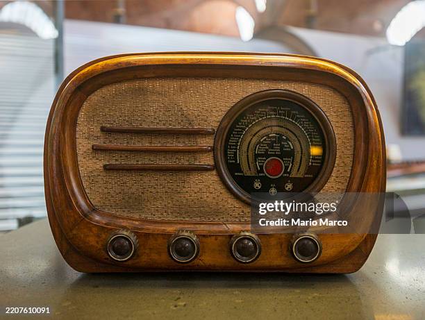 old spanish radio - difusão de televisão imagens e fotografias de stock