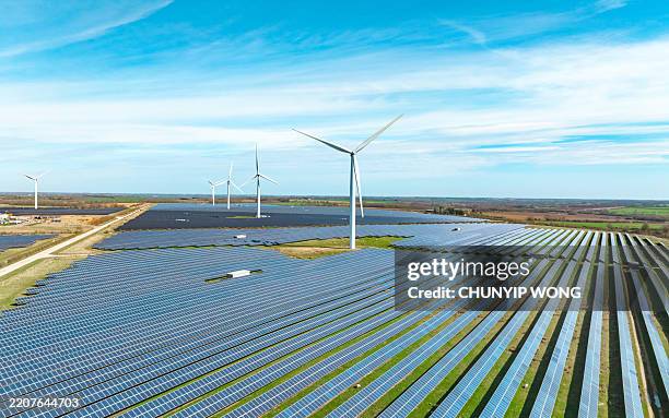 turbinas eólicas y paneles solares en inglaterra - molino de viento fotografías e imágenes de stock