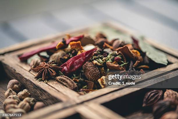 spices in wooden box - canela imagens e fotografias de stock