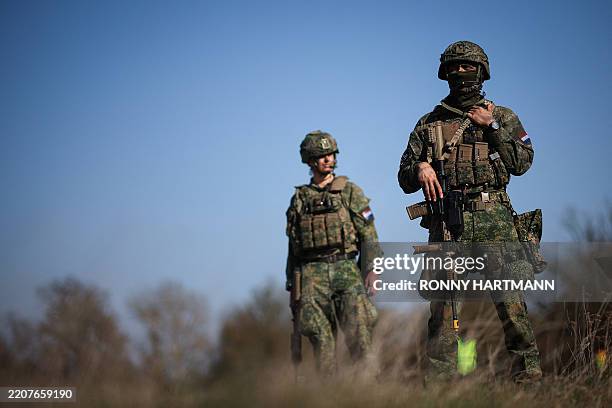 Dutch Soliders 17,677 Dutch Army Stock Photos, High-Res Pictures, and Images - Getty ...