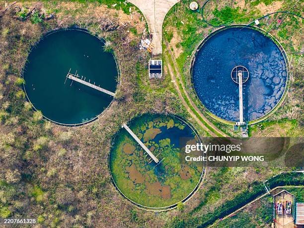 planta de tratamiento de agua con captura de drones en paisaje rural - gestión de residuos fotografías e imágenes de stock