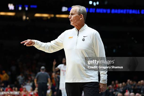 Head coach Rick Barnes of the Tennessee Volunteers gestures during the second half against the Houston Cougars in the Midwest Regional Elite Eight...