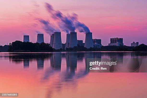 cooling towers of a coal fired power plant at sunrise (jänschwalde, brandenburg state/ germany) - crisis de petróleo fotografías e imágenes de stock