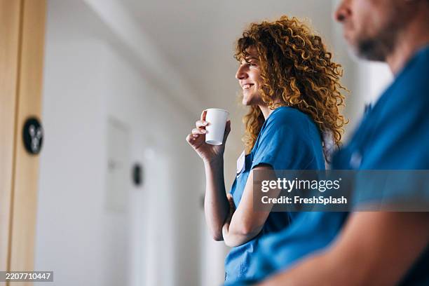 des professionnels de santé souriants en gommage se relaxant le temps d’une pause - faire une pause photos et images de collection