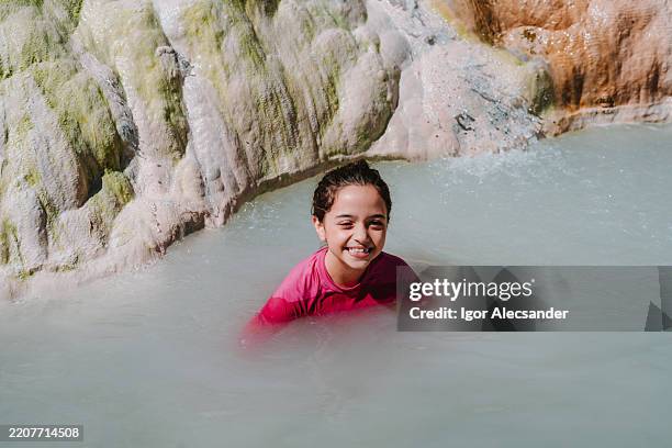 fille se baignant dans des sources chaudes dans les andes - piscine thermale photos et images de collection