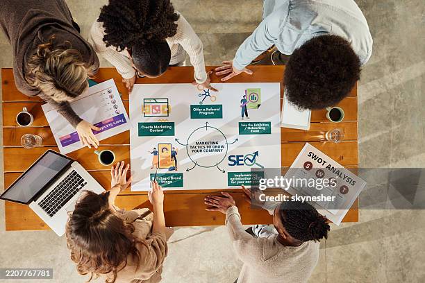 arbeit an marketing-taktiken! - digitales marketing stock-fotos und bilder