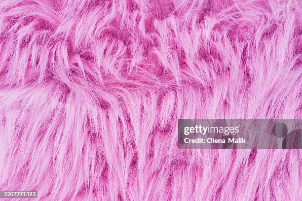close-up of pink fluffy texture with vibrant color and soft fibers - pelliccia-materiale-tessile foto e immagini stock