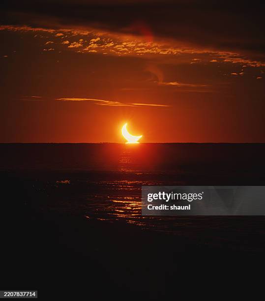 partial solar eclipse sunrise - zonsverduistering stockfoto's en -beelden